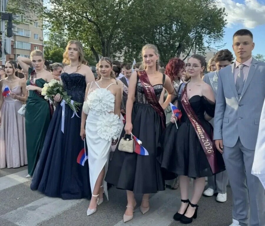 Более тысячи выпускников Благовещенска простились со школой фото 