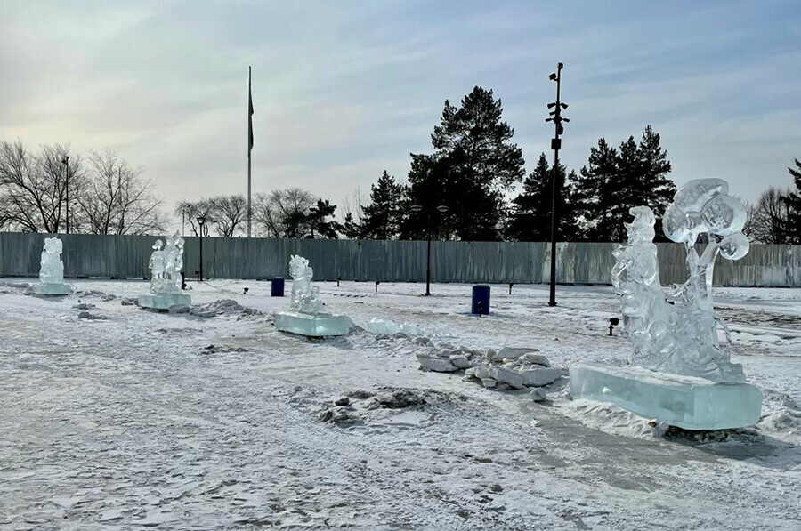 В Благовещенске убирают ледовые скульптуры но оставляют иллюминацию