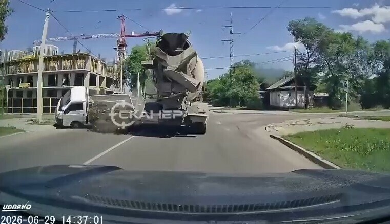 Благовещенка протаранила грузовик ДТП попало на видео 