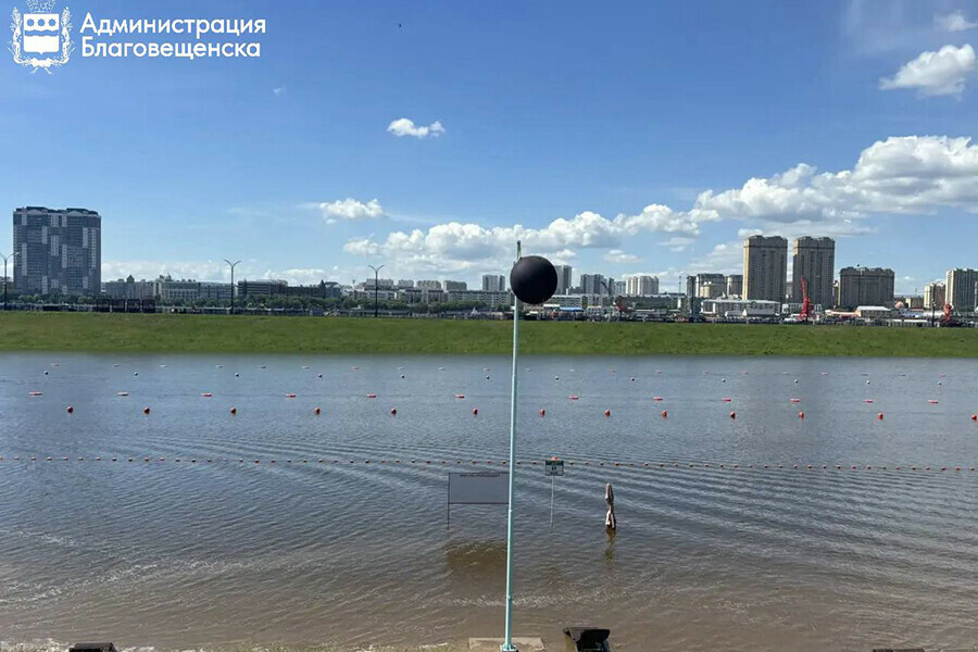 Благовещенцы пытаются купаться на городском пляже игнорируя черный шар 