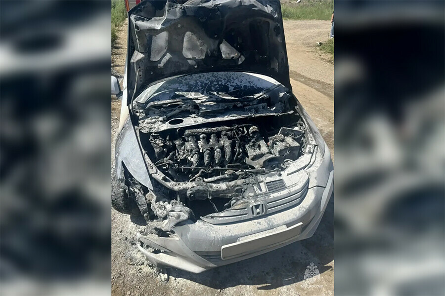 В амурском поселке люди сами потушили пламя в автомобиле