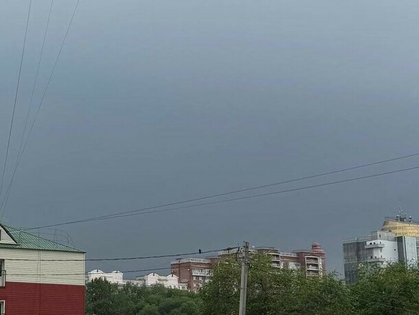 Почти без вспышек но с непрерывным громом синоптики объяснили необычную грозу над Благовещенском