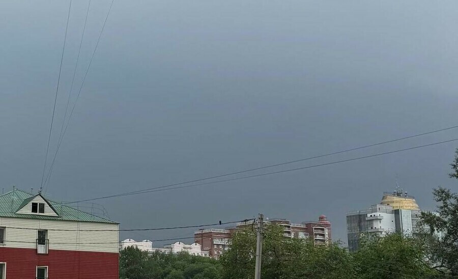 Почти без вспышек но с непрерывным громом синоптики объяснили необычную грозу над Благовещенском