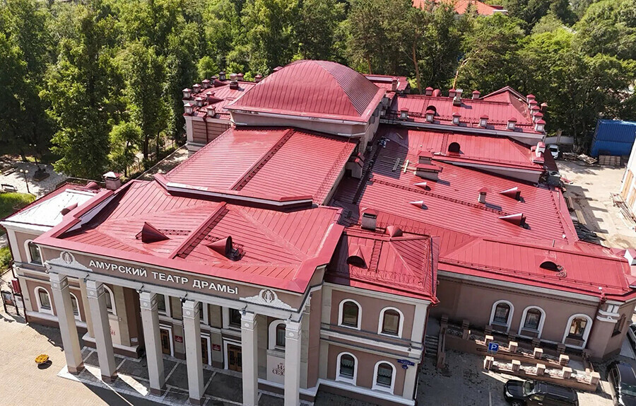 На старинном здании Благовещенска хорошо знакомом всем горожанам отремонтировали крышу 