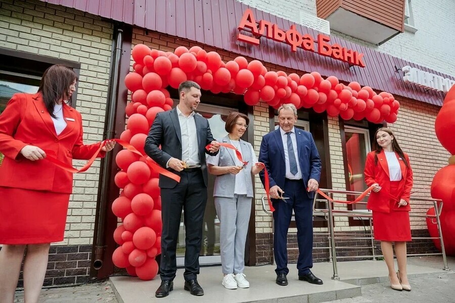 АльфаБанк открыл первый Phygitalофис в Амурской области