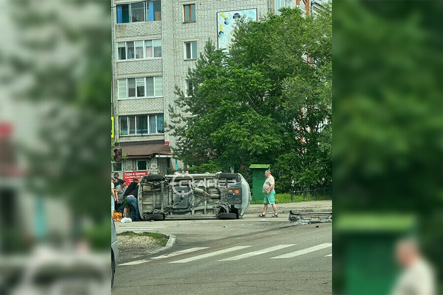 В центре Благовещенска один автомобиль врезался в другой Пострадали люди