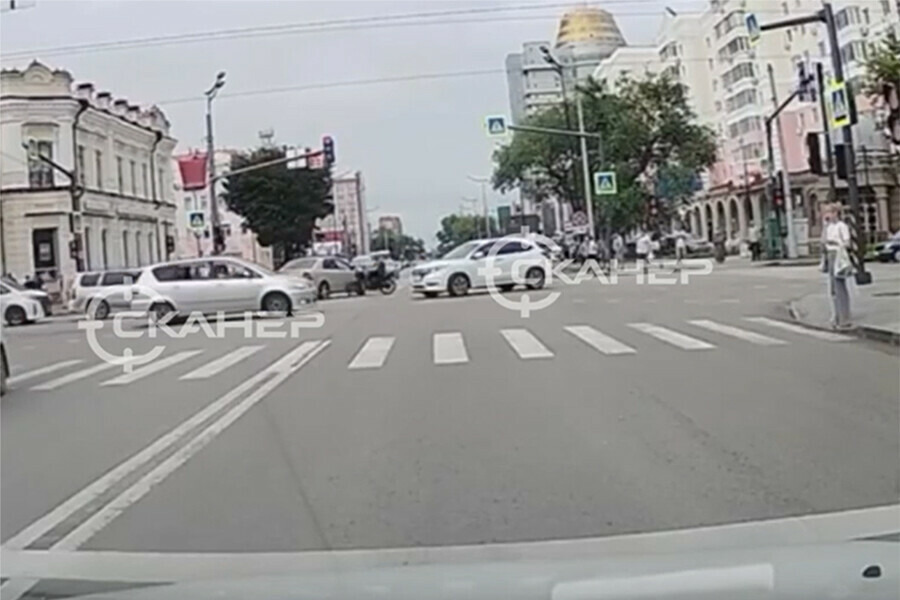 В центре Благовещенска мопедист врезался в легковушку видео