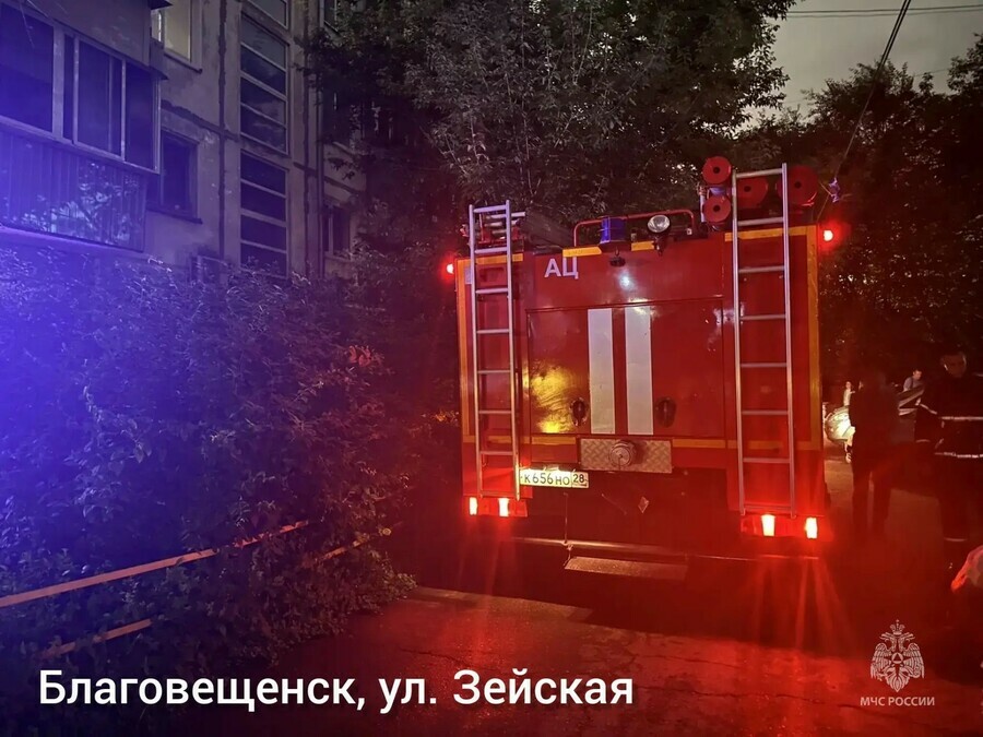 В Благовещенске изза пожара в подъезде пришлось спасать жильцов видео