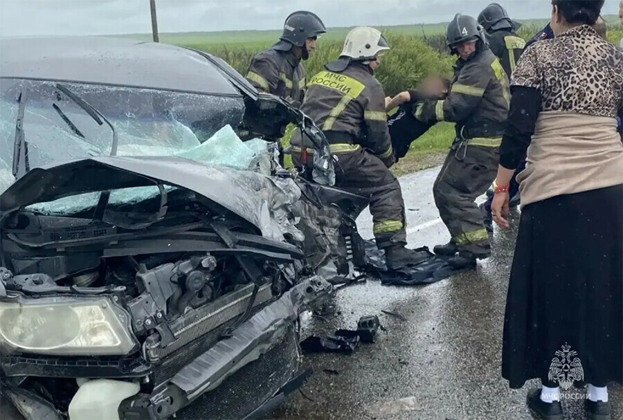 В ДТП недалеко от Благовещенска пострадали 4 человека Пришлось деблокировать девочку обновлено