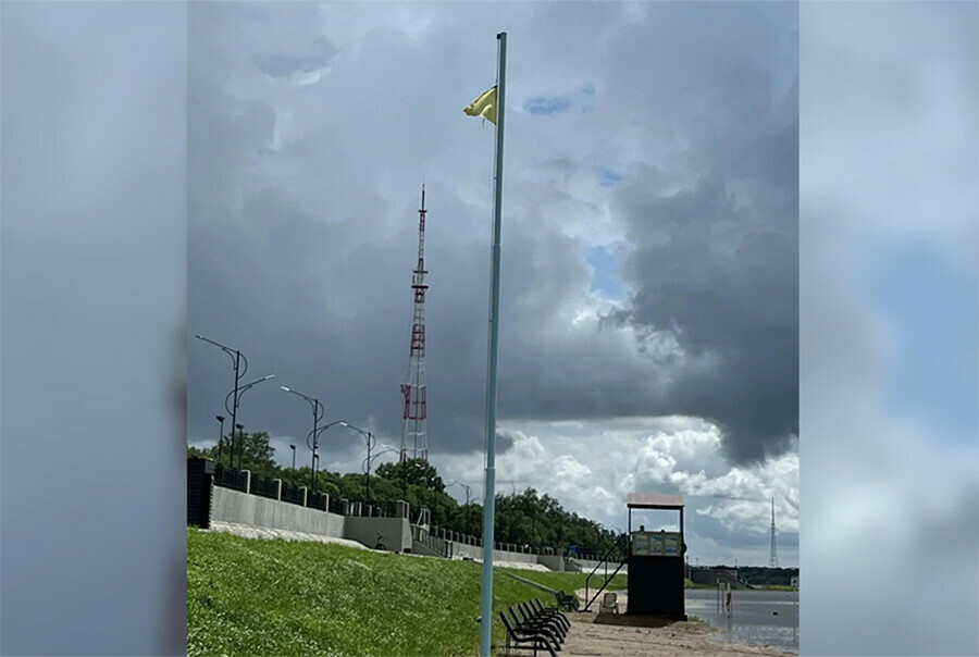 На пляже Серебряной мили в Благовещенске подняли желтый флаг