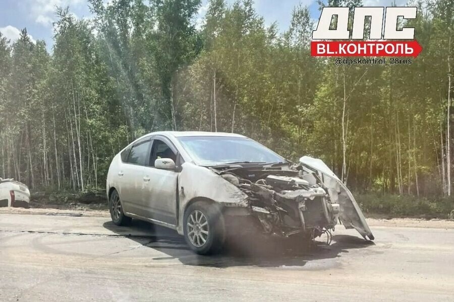 Одна машина оказалась на крыше жесткое ДТП произошло на аэропортовской трассе в Благовещенске фото