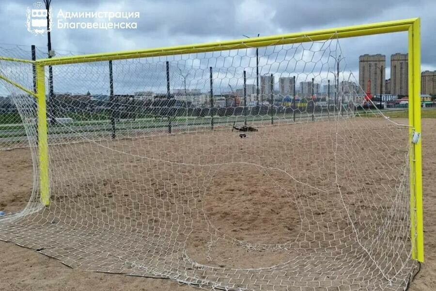Имущество на набережной Амура в Благовещенске пострадало от рук вандалов фото 
