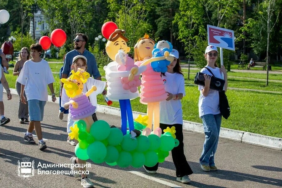 В Благовещенске прошел парад семей фото