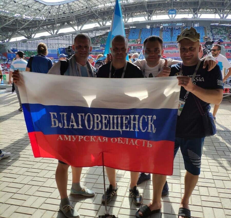 Благовещенец в США развернул флаг России на чемпионате мира по футболу 