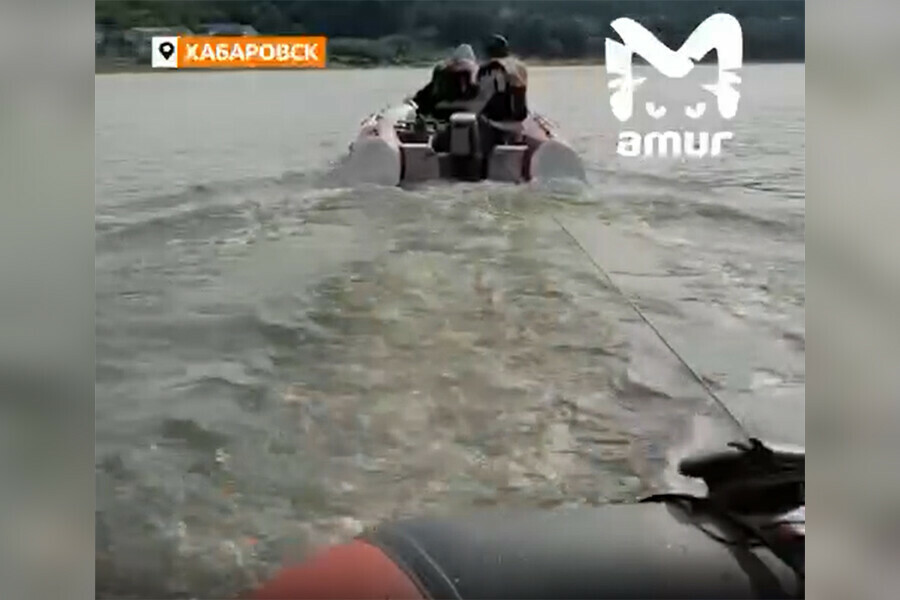 На Амуре спасли семью с детьми дрейфовавшую на лодке видео