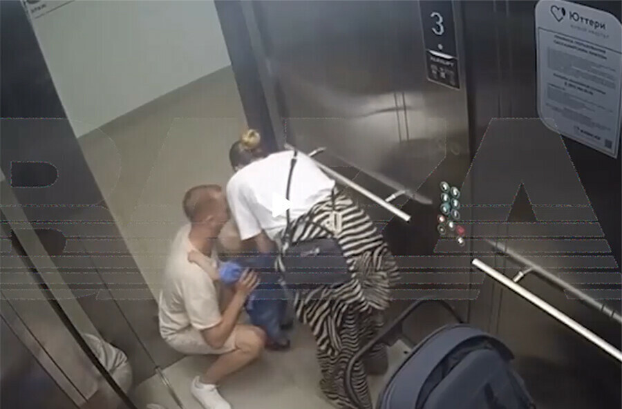 Двери лифта сомкнулись на пальчиках маленького ребенка видео