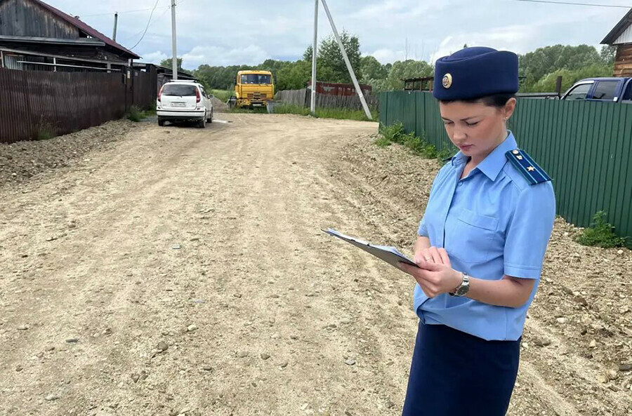 Опасную дорогу в Зее на которой в грязь засосало мальчика привели в порядок