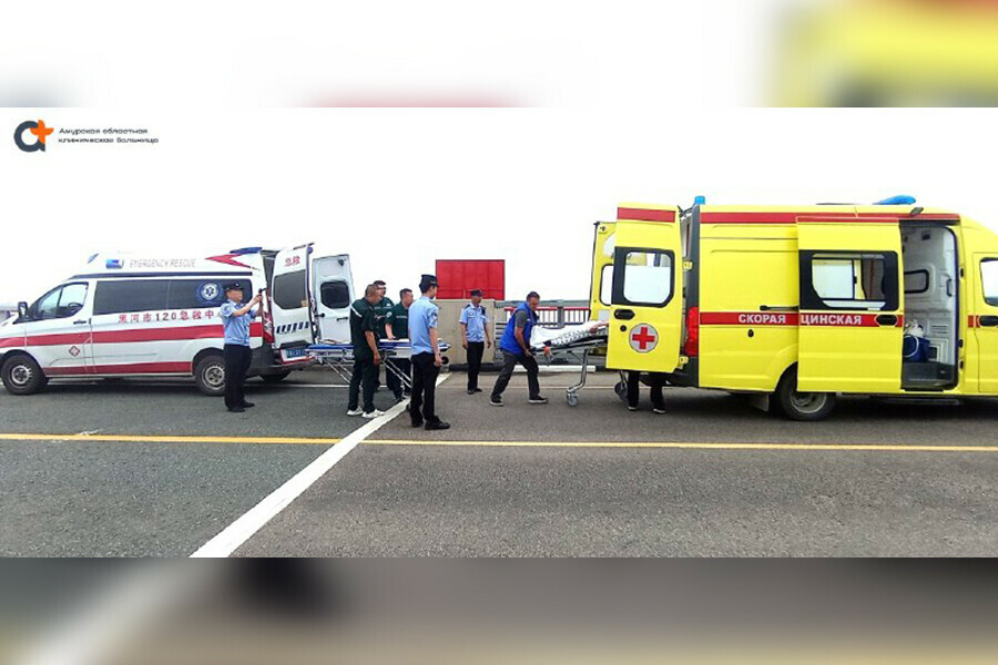 На мосту Благовещенск  Хэйхэ закрыли движение чтобы отправить тяжелого пациента на родину
