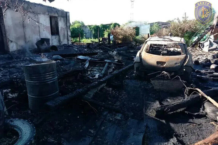 Изза электромобиля сгорел жилой дом в Амурской области фото