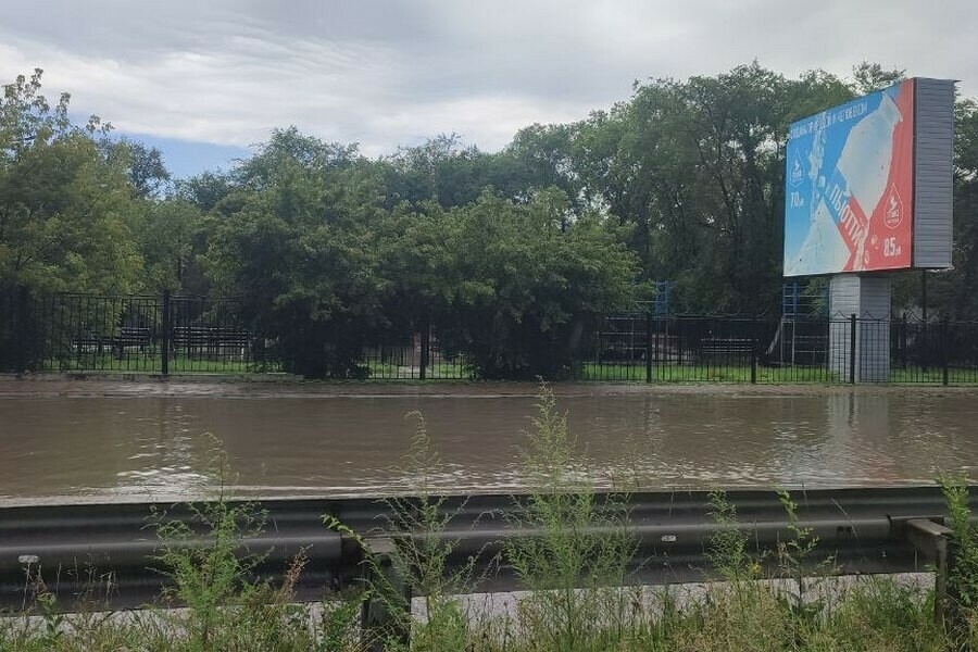 На гигантскую лужу пожаловались автолюбители Благовещенска фото