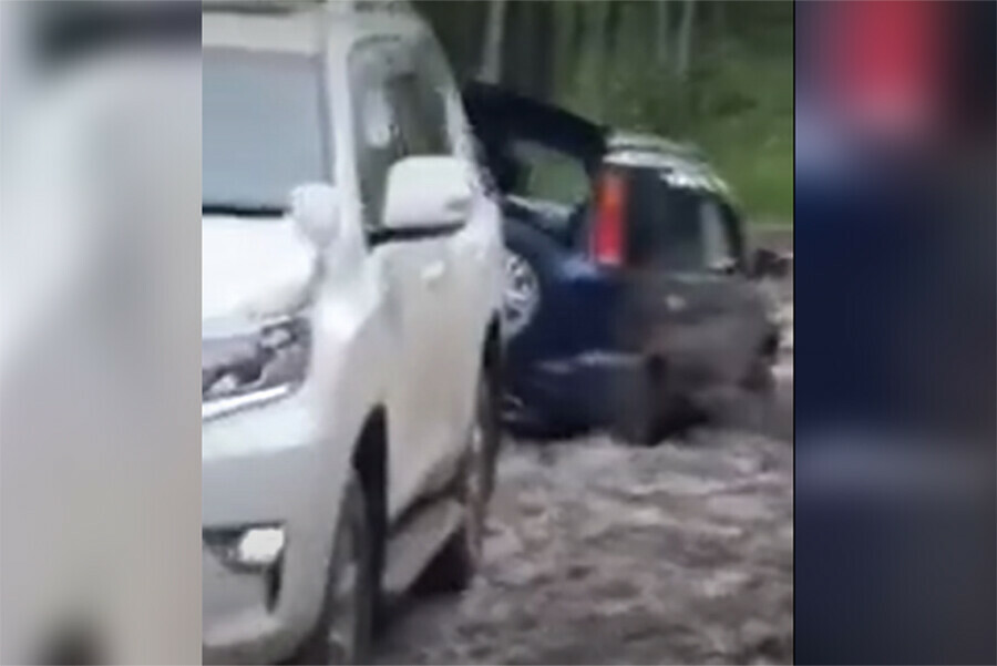 В Приамурье в непролазной грязи на дороге ведущей в Зею застряла машина с больным ребенком видео