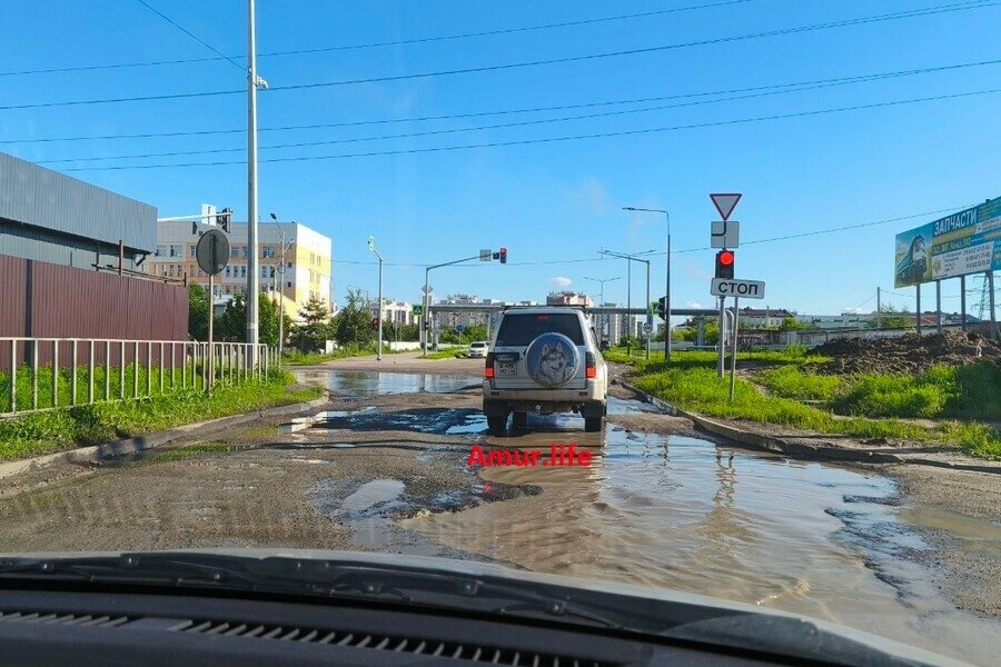 Автобусы снова не доезжают жители Благовещенска пожаловались на разбитые дороги фото 