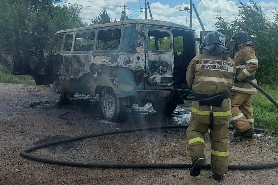 Буханка вспыхнула на трассе в Приамурье фото