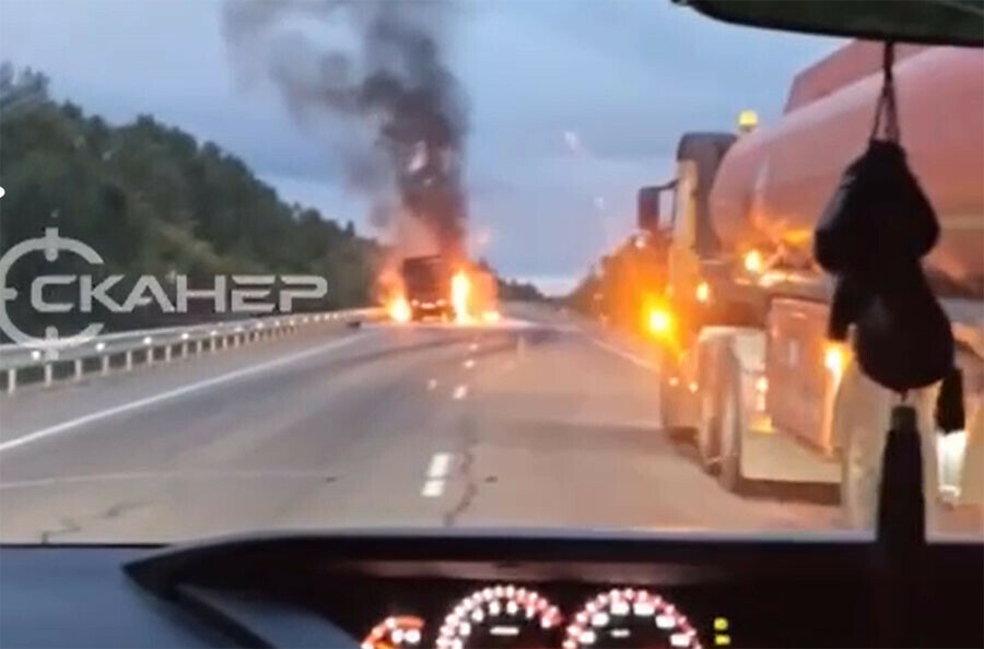 Грузовик полыхал на трассе в Амурской области видео