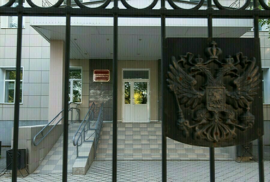 В Благовещенске подростки проникли в аварийный дом и нашли там ценные вещи