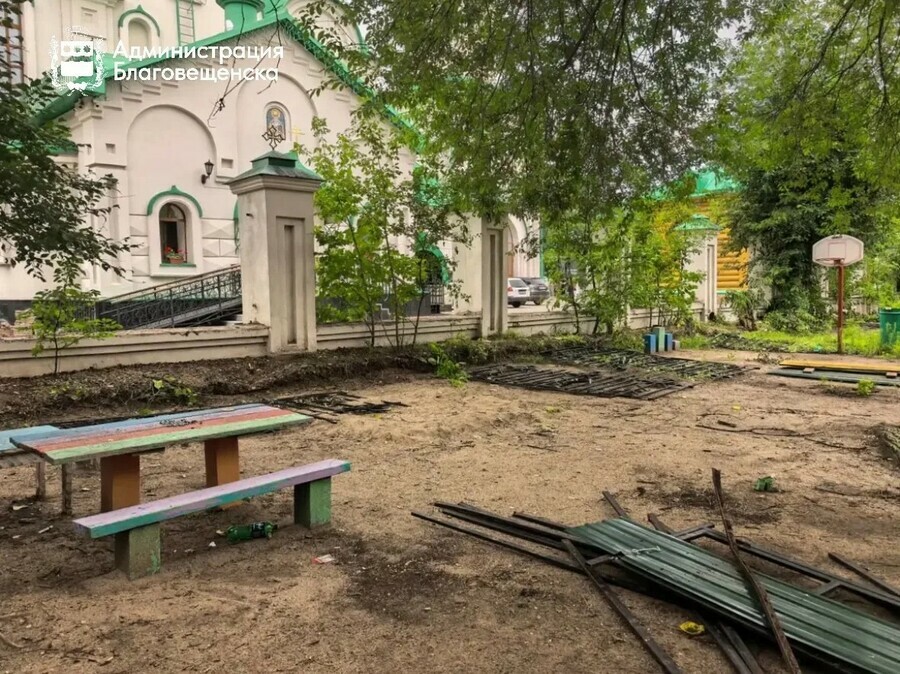 В Благовещенске начали благоустройство в садике по которому возникали вопросы у родителей дошколят