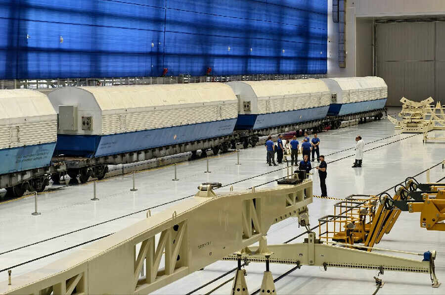 Закрытые капсулы привезли по железной дороге в Приамурье на космодром Восточный