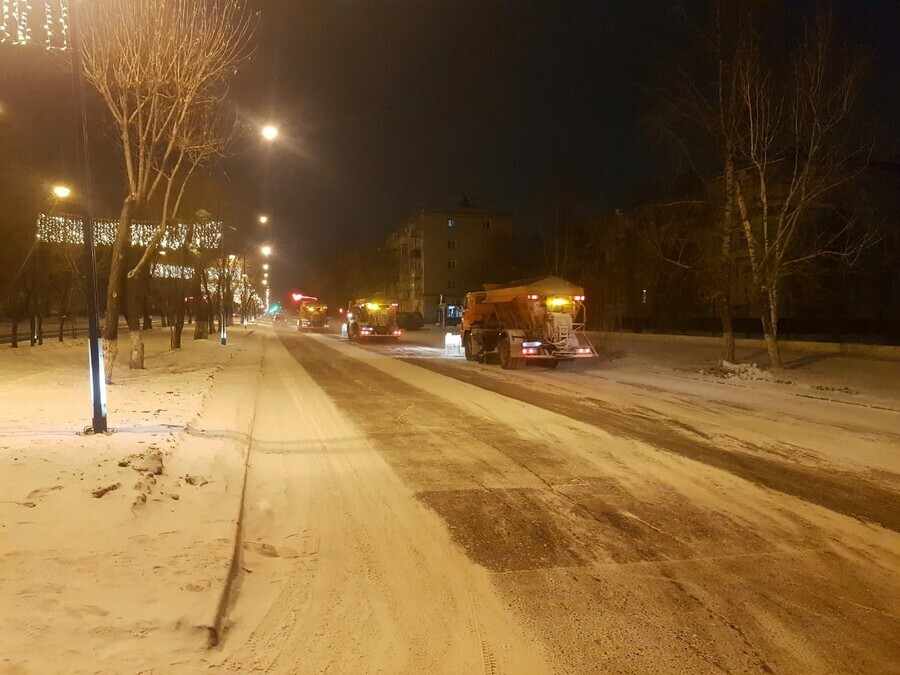 В Благовещенске всю ночь устраняли последствия снегопада фото