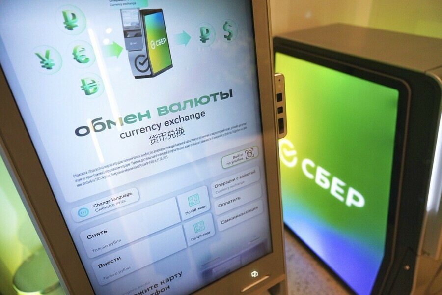 Обменять наличную валюту теперь можно в банкоматах Сбера в ТЦ аэропортах и других популярных местах
