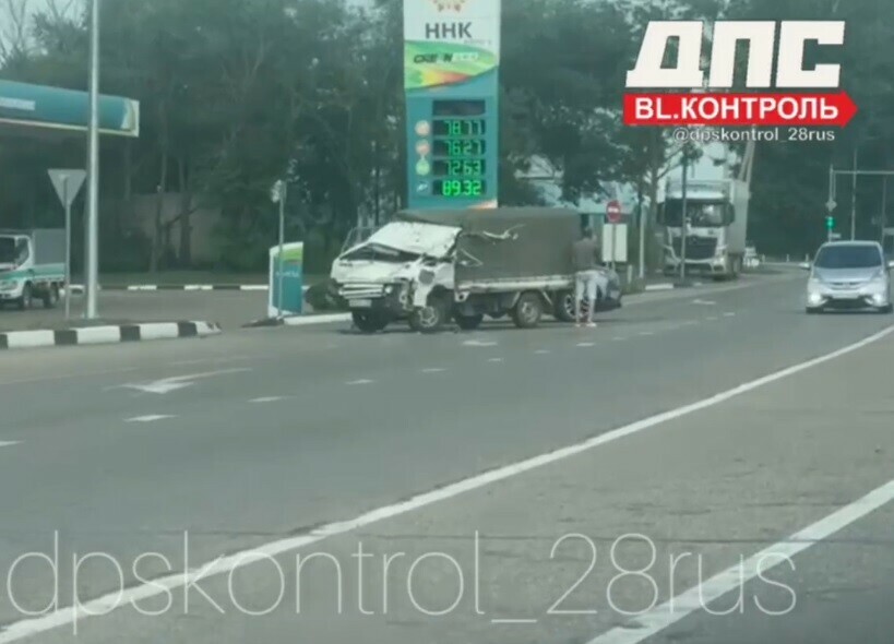 Грузовик перевернулся на подъезде к Благовещенску