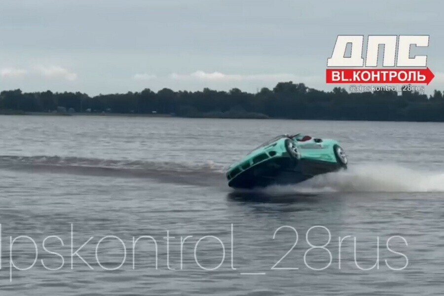 Машину рассекающую водную гладь сняли на видео на Зее в Благовещенске 