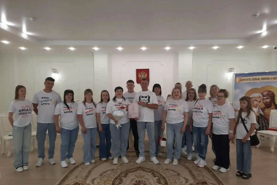 Без костюма и белого платья амурчане пришли в ЗАГС в джинсах и футболках фото