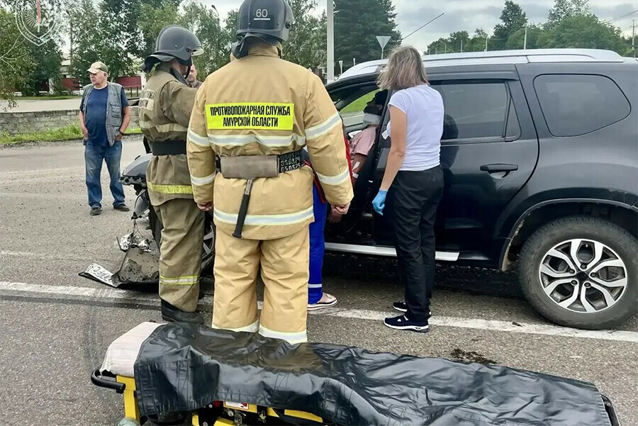 Амурских спасателей вызвали на ДТП с пострадавшими в Тамбовке фото