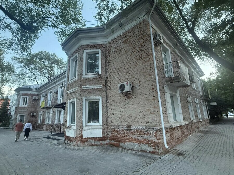 В центре Благовещенска меняет облик здание которое не имеет отношения к городу фото