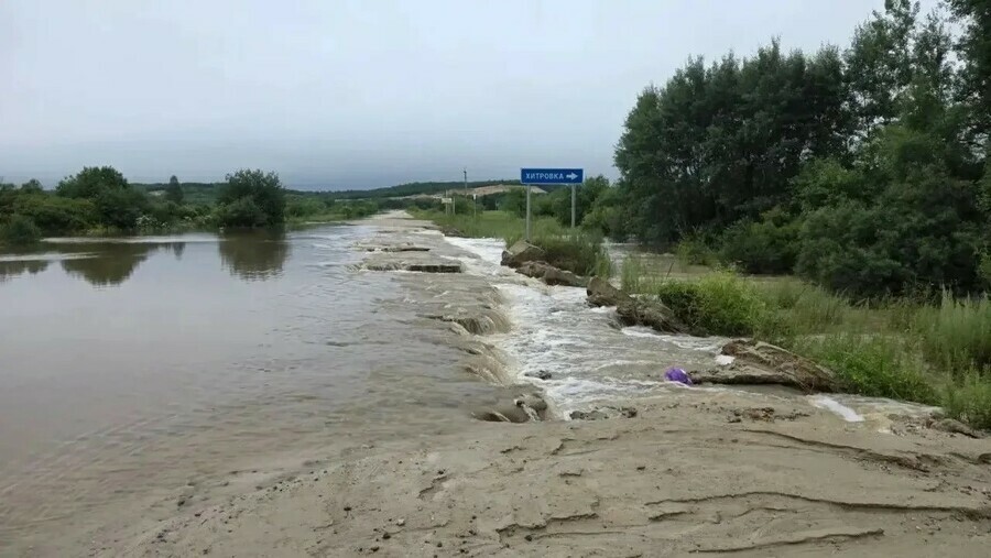 Новое эхо паводка в Приамурье изза сильного размыва закрыт проезд по дороге