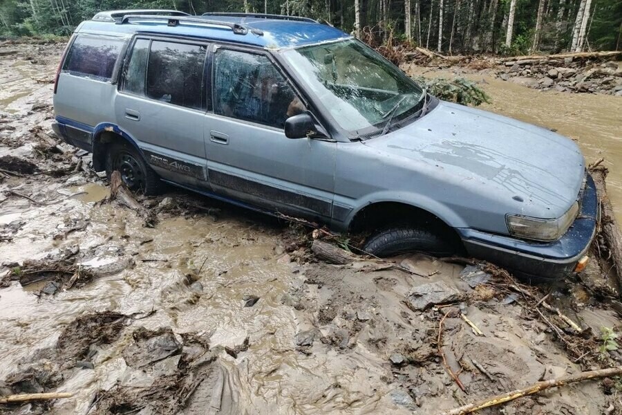 Такого вы еще не видели амурчан на трассе едва не смыло грязевым потоком фото видео