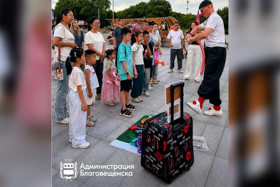 Люди сами входят в его мир благовещенский клоун Радик покорил Хэйхэ видео