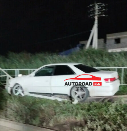 В Благовещенском округе автомобиль ночью повис на леерном ограждении