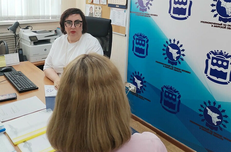 Полиция не помогла благовещенке которой бывшая сожительница сына била окна в квартире 