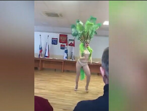 Полуголые танцовщицы поздравили с 23 февраля чиновников в Ленобласти Жители негодуют видео