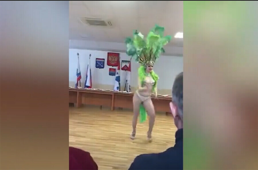 Полуголые танцовщицы поздравили с 23 февраля чиновников в Ленобласти Жители негодуют видео