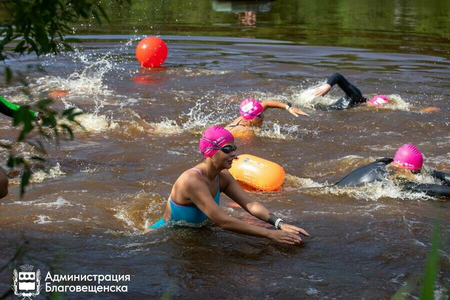 Плыть бежать ехать на велосипеде в Благовещенске прошли соревнования по триатлону фото 