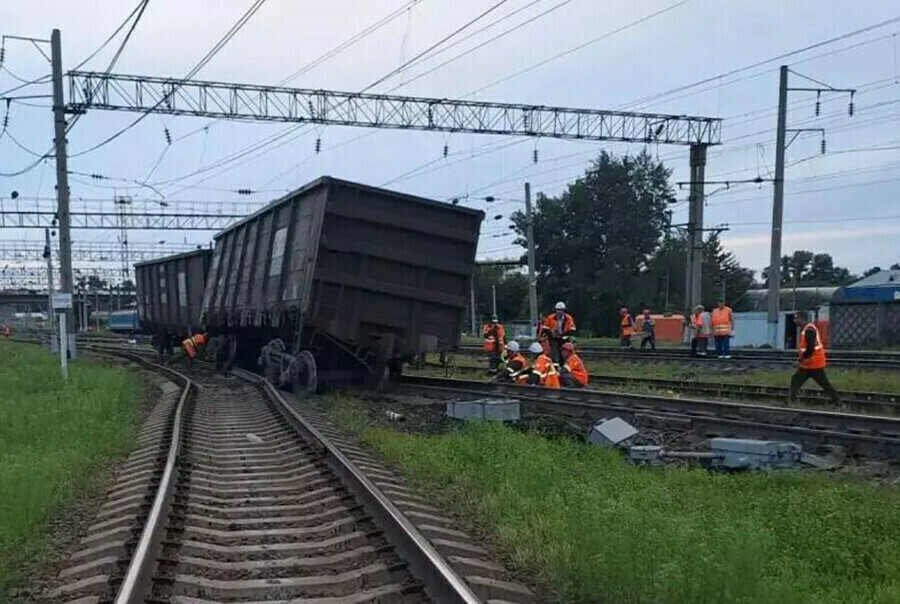Следователи выясняют причины схода вагонов в Приамурье 