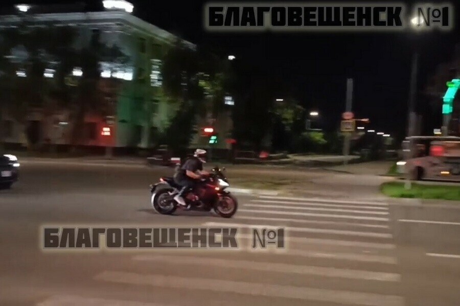 Они тут бешено носятся благовещенцы пожаловались на езду мотоциклистов в центре города видео 