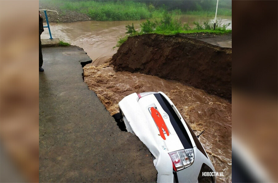 В Приморье обрушился мост с машиной и водителем видео