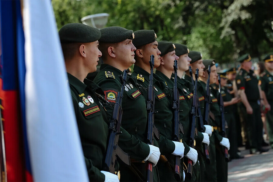 Ветераны военные и юные герои в Благовещенске под ружейные залпы почтили память десантников фото